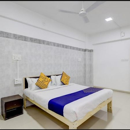 Hotel Nexus Surat Exterior foto
