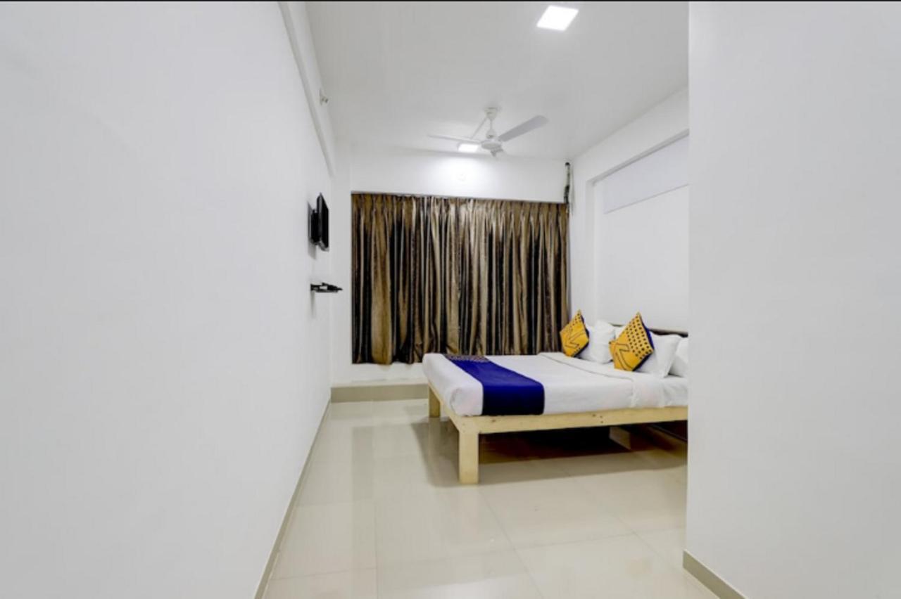Hotel Nexus Surat Exterior foto
