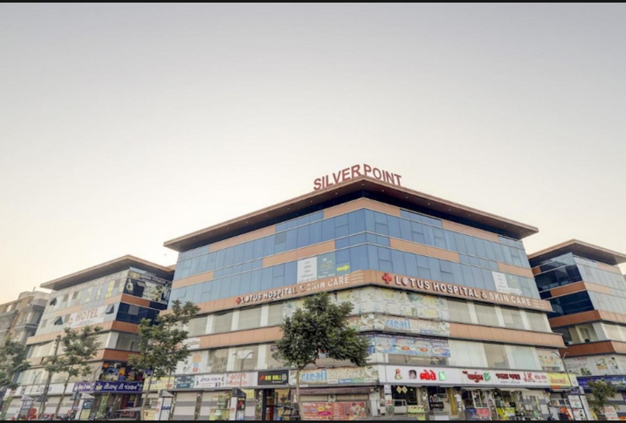 Hotel Nexus Surat Exterior foto